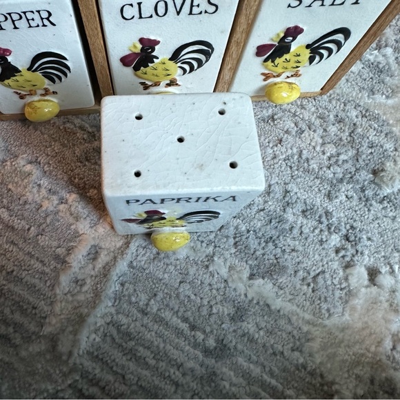 Vintage 1950s Wall Mount Spice Rack Set Wood Frame Retro Rooster Spice Jars - Picture 6 of 8